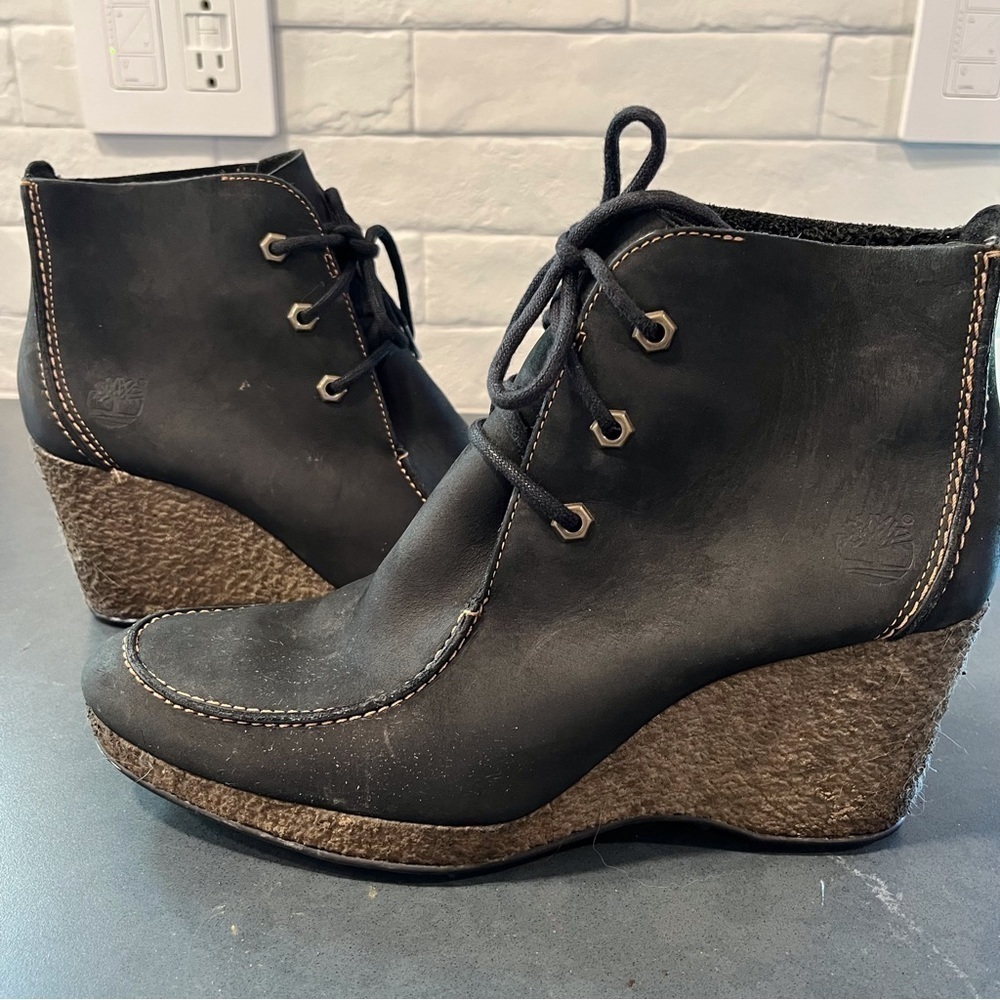 Timberland sz 9.5 monogram Wallaby black leather wedge booties